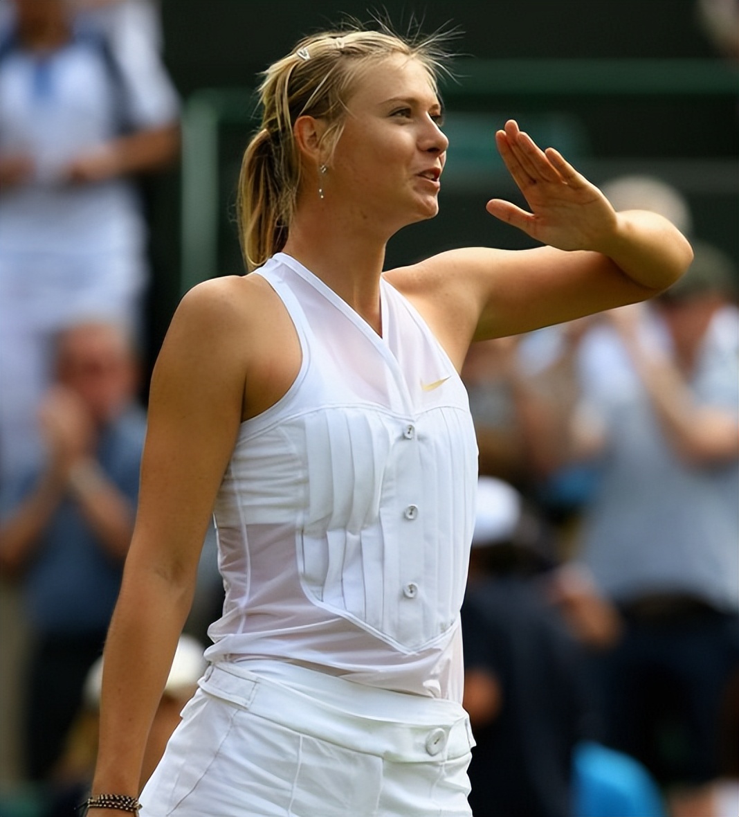 莎拉波娃在塞尔维亚队比赛中败北，出色防守引发热议！上演精彩一战(莎拉波娃美网赛程)