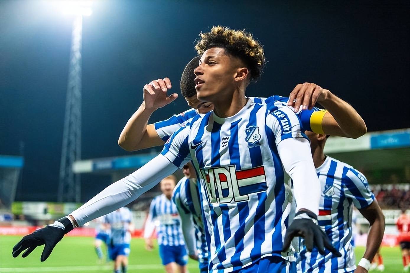 窗口期突围战来临，埃因霍温围绕NBA总决赛调整名单，质疑声仍在，轮换策略成焦点(荷兰杯fc埃因霍温vssbv精英)